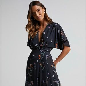 ERENZA MIDAXI DRESS -
EXTENDED SLEEVE WRAP DRESS
IN BLACK FLOWER FIELD